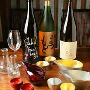 当店では日本酒にも力を注いでおり、その時期ならではの旬の日本酒をご用意。日本人として途絶えさせてはならない大切な文化。当店が日本酒を好きになっていただくきっかけになれば、と考えております。