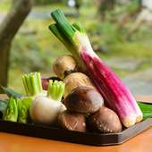 加賀野菜をはじめ地元の野菜を厳選。自分で山菜を摘むことも