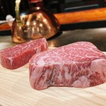 和牛一頭からわずかしか取れない希少価値の高い最高級のヒレ肉です。きめ細かいサシ、甘い脂身が最高で、ワインとの相性も抜群です。