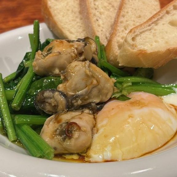 牡蠣とほうれん草のバターソテー 半熟卵とバケット添え