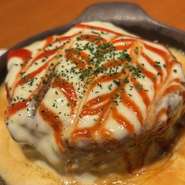 厚さ5センチのふわふわのお好み焼きに、3種のチーズを使った特製チーズソースがたっぷりかかったお好み焼きです。食べごたえもあるのに軽く、赤ワインにもよく合う一品です。