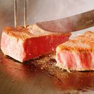 筋繊維が緩くお口でとろけるような食感の黒毛和牛のシャトーブリアン。シンプルにヒマラヤ産の岩塩がおすすめですが、ブルーチーズソースで召し上がり頂くのもまたおすすめです。ぜひご来店の際はご賞味ください。