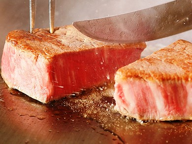  特選黒毛和牛 シャトーブリアン ブルーチーズソースと黒岩塩、ステーキソース