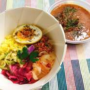 本日のスパイスカレー プラス卵のピクルス、カラフル野菜のアチャールがついた本格スパイスカレー です！
Take outの受付は（15：00～20：00）ご指定のお時間に出来立てをお渡し致します。