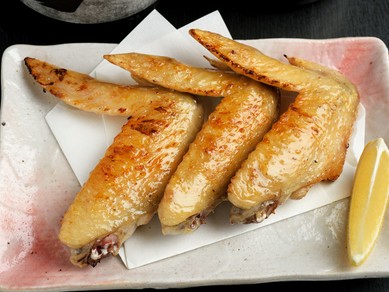 うまみがあってジューシィ　『名古屋コーチン手羽先塩焼き』