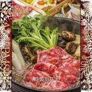 寒い季節はやっぱり鍋！最高級黒毛和牛を独自の配合で合わせた割り下で上品な甘さで、肉に程よく絡み、肉の美味しさを引き立ててくれます。大判で出されるお肉の食べ応えは至極の一品。