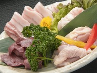 牛の丸腸は低カロリーでコラーゲンたっぷりなので、女性に人気のお肉。『豚バラ』は「六白黒豚」で、脂の融ける温度が高いために、サッパリした食感です。（写真は丸腸／鶏もも／豚バラ／牛ハツ）