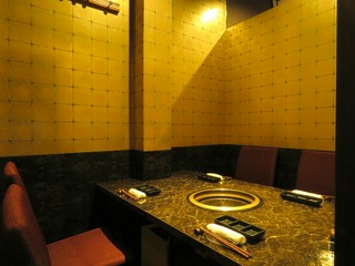 団体様でも寛げるゆったり寛げる掘り炬燵式の完全個室