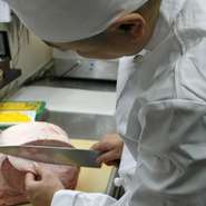 美味しい料理とお酒、心地よい空間で至福のひと時をお過ごしいただけるよう、笑顔でのおもてなしを心がけ。上質なお肉を揃え、お客様の満足に添えるよう笑顔でお手伝いします。