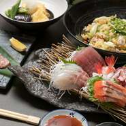 その日の仕入れによって少しずつ変わるので、通い詰めても新しい美味しさに出会えます。大阪と宮古島の日本料理店などで修業した店主がつくる宮古島の料理を心行くまで堪能できます。オススメを店主にきいてみては。