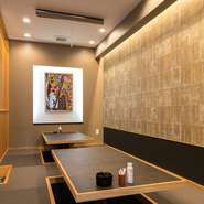 シンプルながらもブラウン系でまとめた落ち着いた和モダンな店内。掘りごたつの座敷もあるので、のんびり時間を忘れて酒肴を楽しめます。琉球ガラスの酒盃の美しさにも酔いしれます。