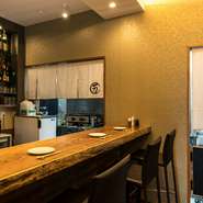 オープンキッチンの板場に立つ店主の包丁さばきを眺められる特等席。会話を楽しみながら、1人で愉しむもよし、大切な人と肩を並べてお酒を楽しむもよし。杉の一枚板のカウンターで贅沢な時間を過ごせます。