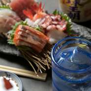 「実はお酒にも旬があるんです。」と語る店主がおすすめしているのが、季節ごとに変わるお酒。プロが選んだ豊富なラインナップから好みのお酒をいただけます。観光で訪れれば、きっと珍しい銘酒に出会えます。