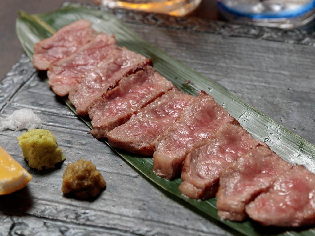 とろける食感も楽しめる。国産備長炭で炙った『宮古牛サーロイン炙り焼き』