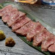 サシと赤身のバランスが整った部位を厳選。国産備長炭で炙ったレア感が残るとろける食感。宮古牛の味を引き出す塩だけでシンプルに味つけ。柚子胡椒・ワサビ・塩・レモンでさっぱりいただく極上の一品です。