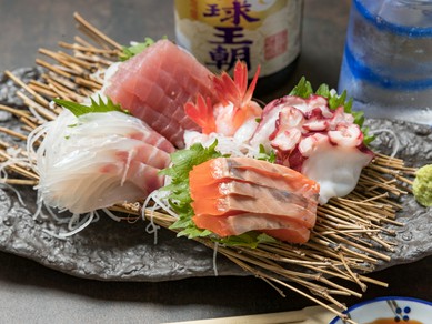 沖縄・宮古島の旬の鮮魚を楽しめる『刺身盛り合わせ（小）』