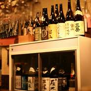 【肴　大富】では、日本各地の美味しい日本酒を常に10種以上用意しています。季節やお料理に合わせた1品を選ぶのも楽しい試みです。珍しい日本酒とも、時に出会えます。