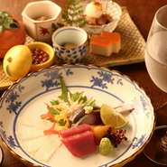 卸売市場から仕入れた魚を使っているので、新鮮な風味が味わえます。日本酒と楽しむのに最適な組み合わせです。