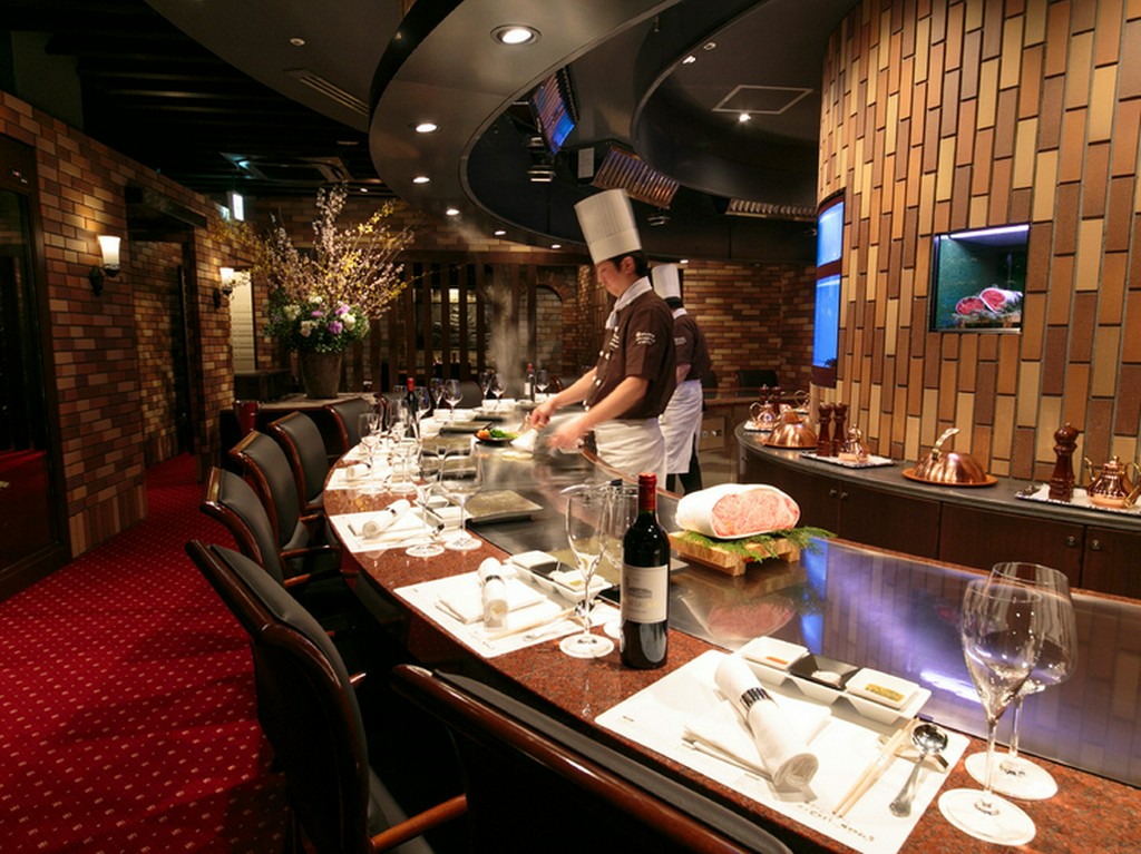 記念日ディナーに花を添えてくれるシェフのパフォーマンス