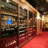 店内には大きなワインセラーがあり、世界各国のワインが取り揃えられています。上品な味わいの神戸ビーフは、ワインとの相性抜群。ステーキとワインのマリアージュに、身も心も癒されます。