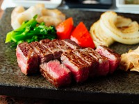 神戸ビーフをリーズナブルに味わえるのはランチならでは。神戸ビーフは脂の融点が低いため、口どけが良く、まさにとろける食感です。