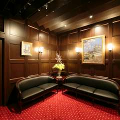 待ち時間も苦にならない、落ち着いた雰囲気の待合室