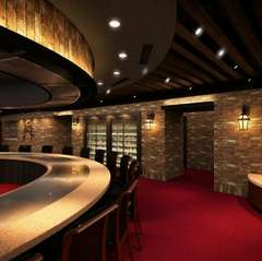 アーチ状の大きな鉄板付きカウンター席