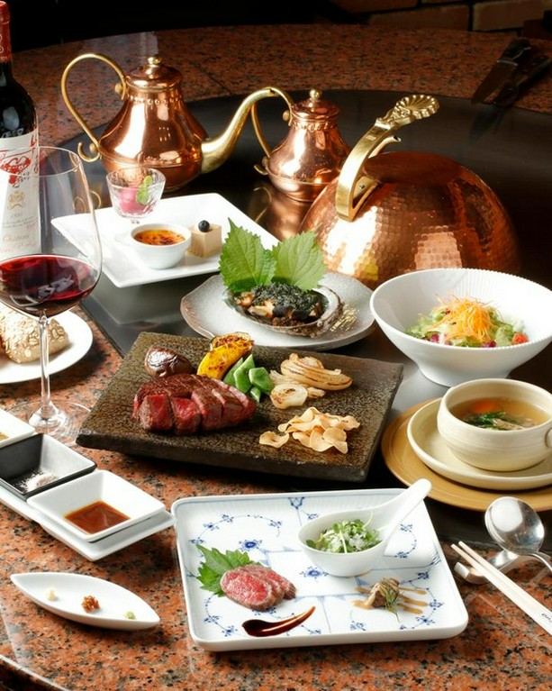 神戸ビーフのステーキがメインのコース料理