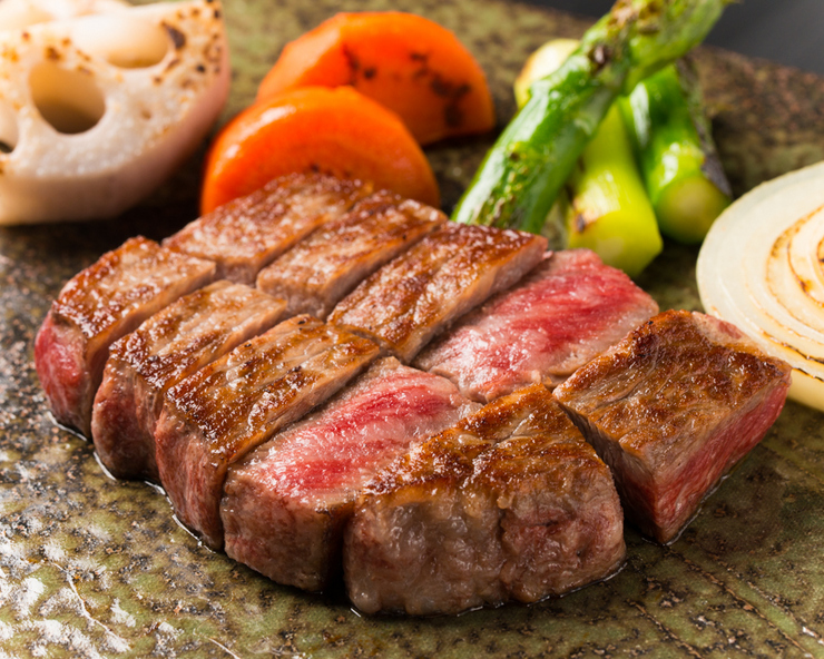 ●Specially selected Kobe beef steak and seafood course