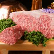 神戸ビーフは融点が低いため口どけが良く、まさにとろける食感です。脂に甘みがあり、上品な味わいは、牛肉の王様と言われるのも納得。イノシン酸が多いお陰で、赤身も旨味がたっぷりです。