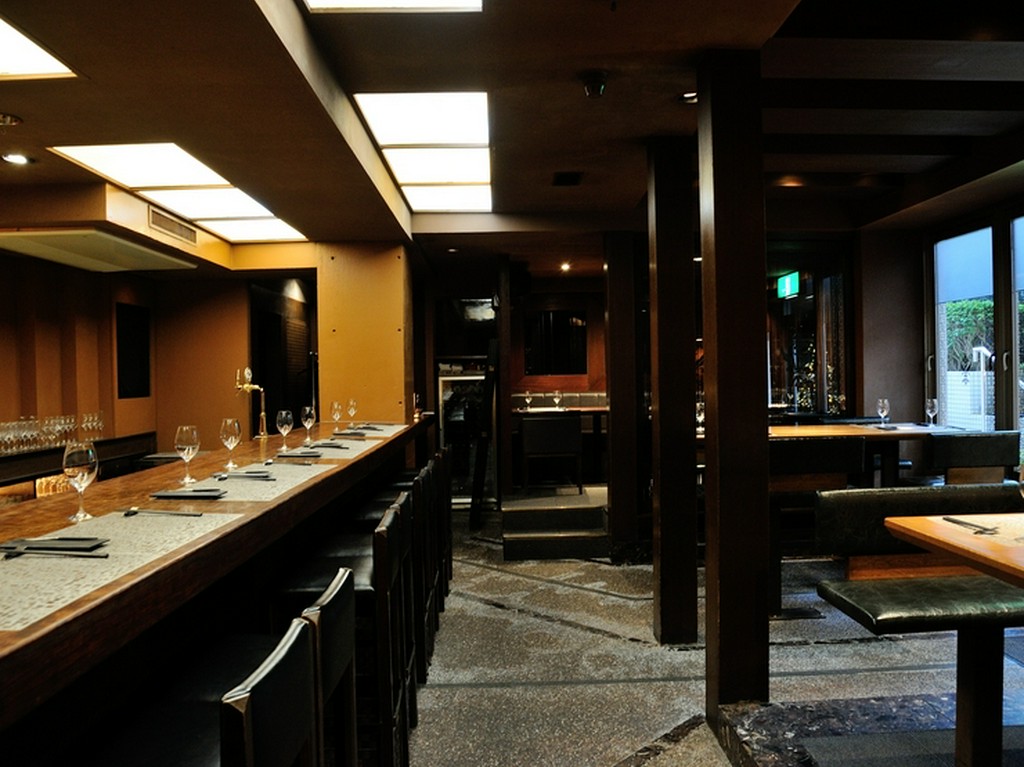 贅沢な味わいを引き立てる広いカウンターで至福のひとときを