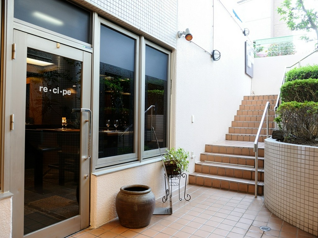 階段を降りてドアを開けると広がる落ち着いた大人の空間