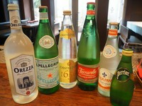 ミネラルウォーターは、ガス入り、ガス無し共にご用意してます。
スパークリングウォーターは硬水、超硬水等種類もございます!