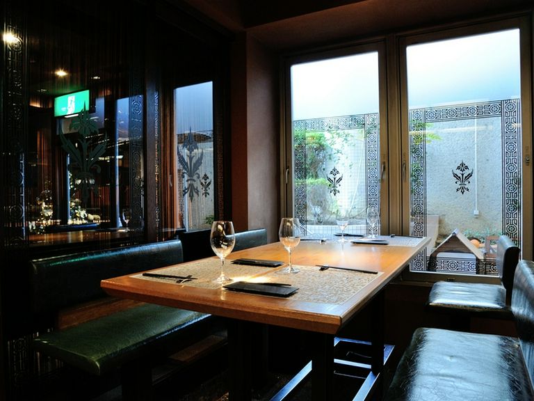シックな店内の隠れ家めいた雰囲気で豊かな食の時間を