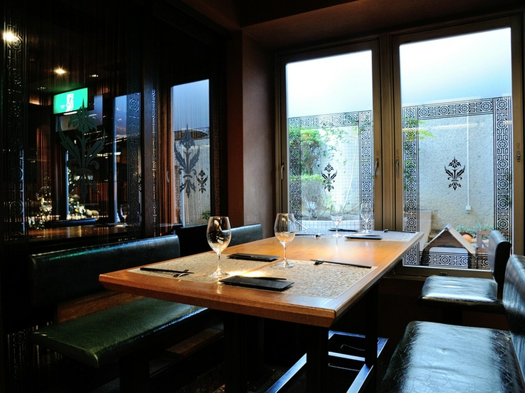 シックな店内の隠れ家めいた雰囲気で豊かな食の時間を