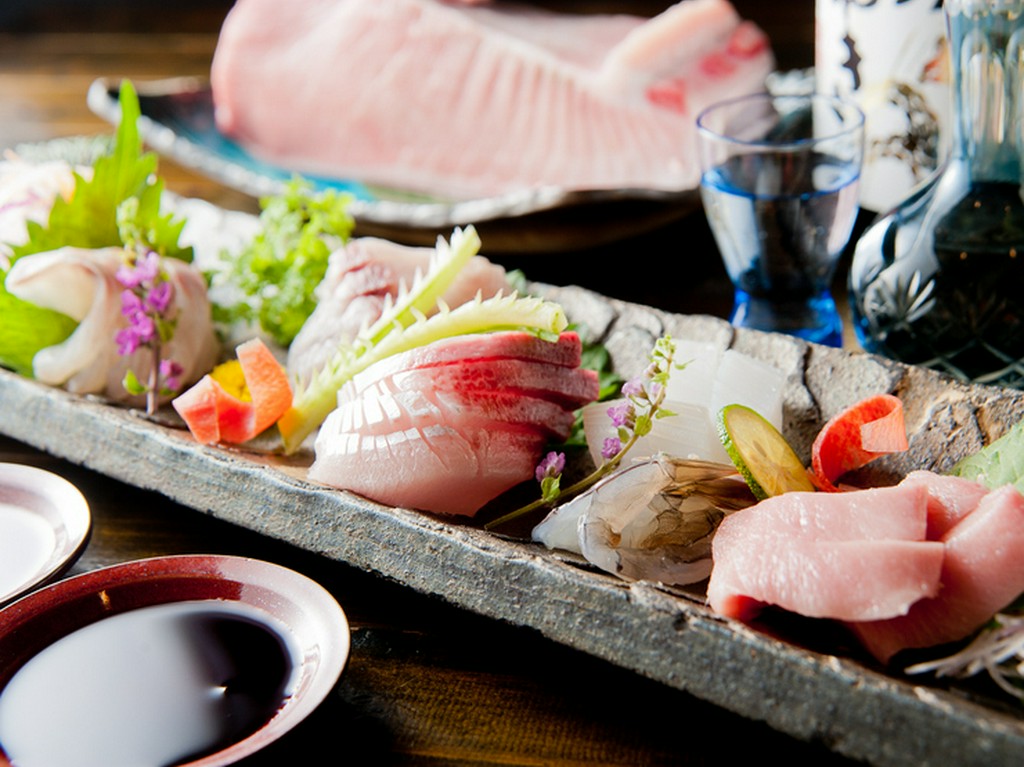 身の引き締まった旬の魚を存分に味わえる『お造り盛り合わせ』