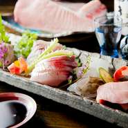 姫路の海でその日に獲れた新鮮な魚介を盛り合せた、贅沢な一皿。その時期ならではの脂ののり、身の引き締まり具合に、思わず笑顔がこぼれます。日本酒との相性も抜群です。
