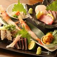 『本日の鮮魚』は、料理人自ら市場へ足を運んで選んだ新鮮な魚介類を使ったお刺身がたくさん。特に『おまかせ造り盛り』は、おすすめの魚介類から三種か五種を盛ったお造りを提供。