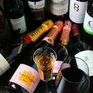 ワインはイタリア産だけではなくフランス、チリなど各国から揃えています。さらには、シャンパン、ウィスキー、ブランデーをはじめ季節限定品や希少な銘柄など、メニューにはない一本もあります。
