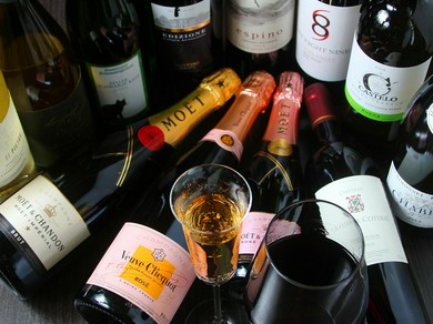 料理に合わせてお酒を選ぶため、様々な種類の洋酒をご用意