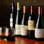 【串ばる】の鉄板串焼きや数々の一品メニューと相性のいいワインが豊富に揃っています。白ワイン、赤ワイン、スパークリングワイン、ボトル、グラスからその日のお好みに合わせて味わいましょう。
