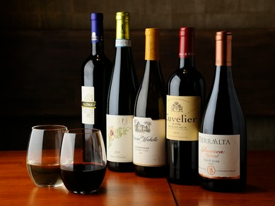 鉄板串焼きと相性のいいワインも勢ぞろい