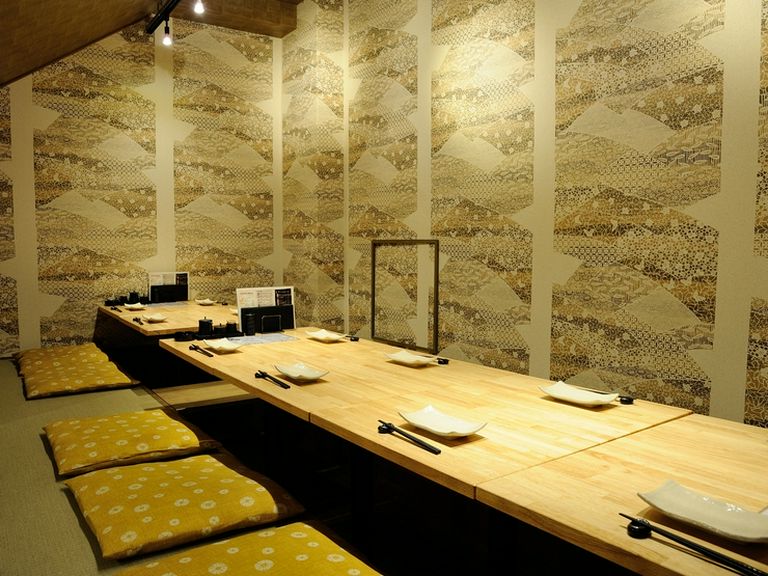華やかな座敷席で気の置けない仲間との充実したひとときを