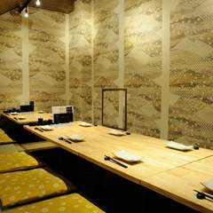 華やかな座敷席で気の置けない仲間との充実したひとときを