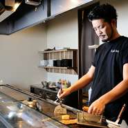 良質の食材選びに力を入れるだけでなく、居心地のいい空間作りにも心がけいます。特にカウンターに座っていただくお客様との出会いや会話は大切です。【串ばる 北野坂店】で楽しいひとときを過ごしてください。