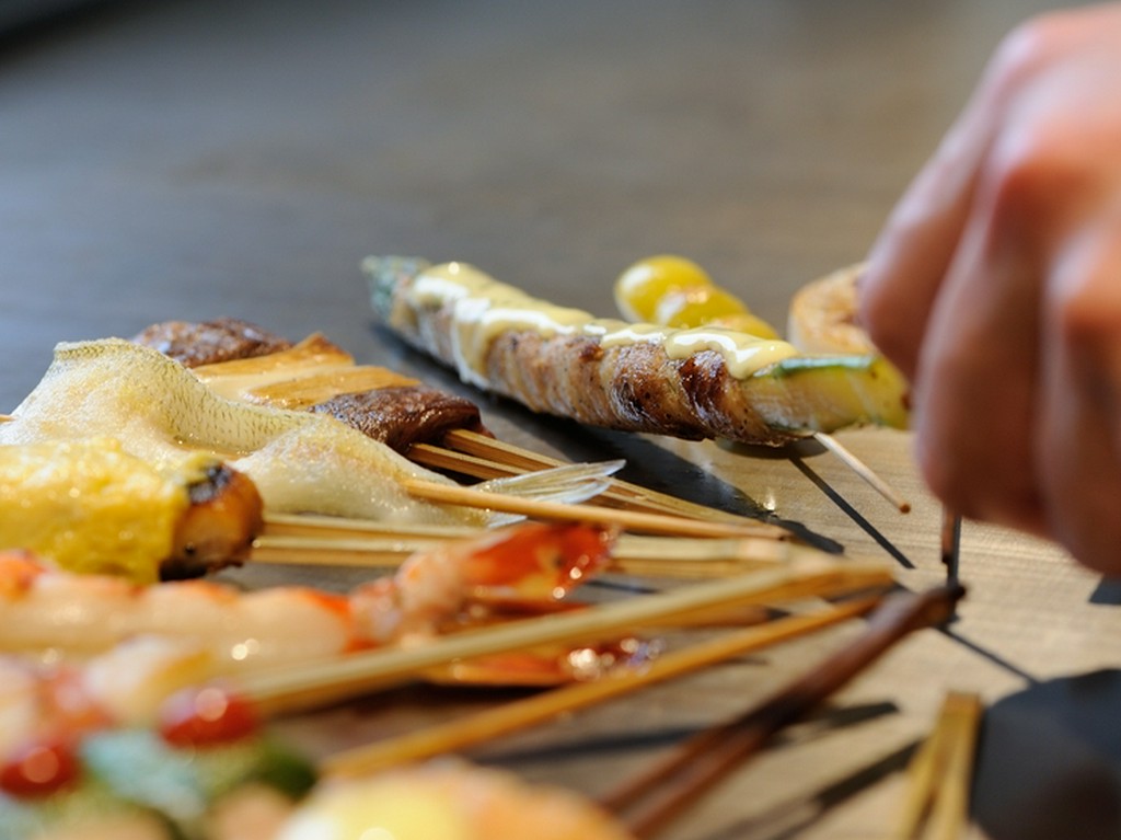カウンターから目の前で焼かれる鉄板焼きの風景を楽しんで！