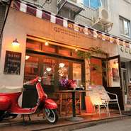 お店の内装は、フランス・パリの裏路地をイメージしています。どこかアンティーク調になっているので、固苦しさを感じず、誰でも気軽に入りやすい雰囲気です。