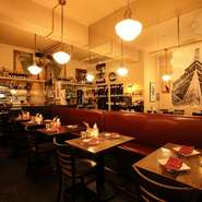 お店はヨーロッパ風のオシャレな雰囲気なので、デートで利用するのにピッタリ。その他にも、女性同士のグループ、家族連れなど、年代や性別を問わずさまざまなお客様が入りやすい雰囲気です。