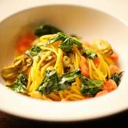 その日に仕入れた魚や野菜の組み合わせによってメニューを考える『日替わりパスタ』。食事の締めに注文される方が多い、人気の一品。写真は『広島産カキとフレッシュトマトのサフランパスタ』。