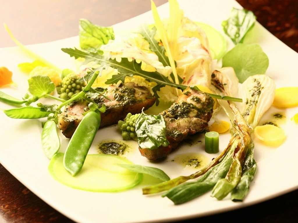 播州地鶏とオニオンヌーボのジェノバサラダ